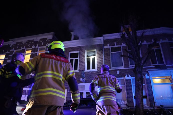 De brandweer bij de brandende woning aan de Hommelseweg in Arnhem.