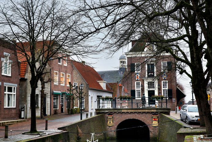 Het stadhuis in Nieuwpoort met daaronder de inundatiesluis. Die neemt tijdens de expositie een belangrijke plaats in.