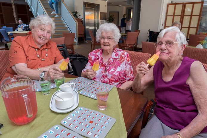 Deze dames, bewoonsters van zorgcentrum Maldenburch in Malden, kregen tijdens de warme dagen in juli een heerlijk ijsje ter verkoeling.