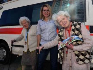 Jeanne en Marcella (95) kopen eerste Rode Kruis-sticker