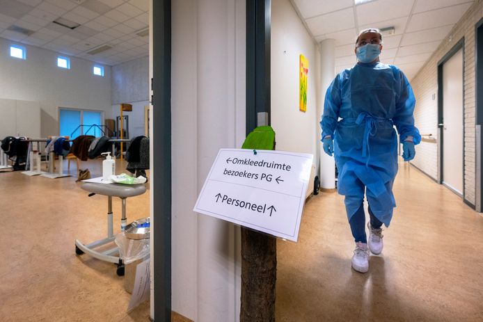 Personeel in verpleeghuizen, zoals hier in De Lingehof in Bemmel, loopt in beschermende kleding om besmetting te voorkomen.