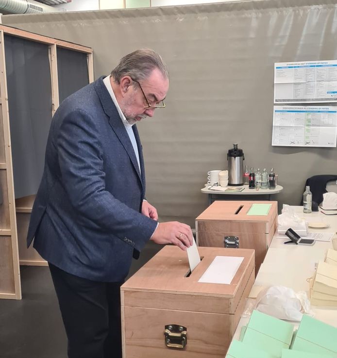 De stembureaus in Middelkerke zijn geopend, Marc Descheemaecker (NVA