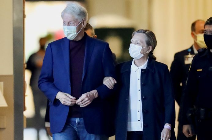De Amerikaanse oud-president Bill Clinton (links) verlaat aan de zijde van zijn vrouw Hillary het ziekenhuis in Orange, Californië.