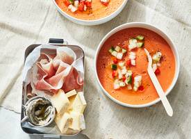 Inpakken en opeten: zalige gazpacho met meloen en tapasplankje