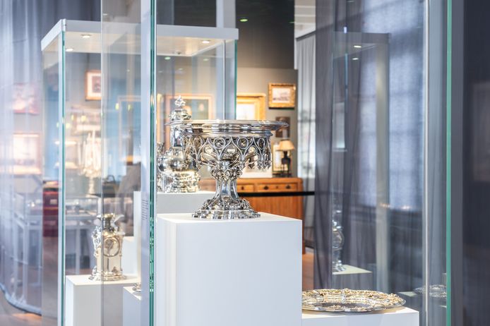 Flinke belangstelling tijdens de feestelijke opening van de tentoonstelling ‘Dynasty’ in het Nederlands Zilvermuseum te Schoonhoven. De expositie toont glamoureuze meesterwerken van weleer uit de bekende zilverfabrieken van Van Kempen en Begeer.