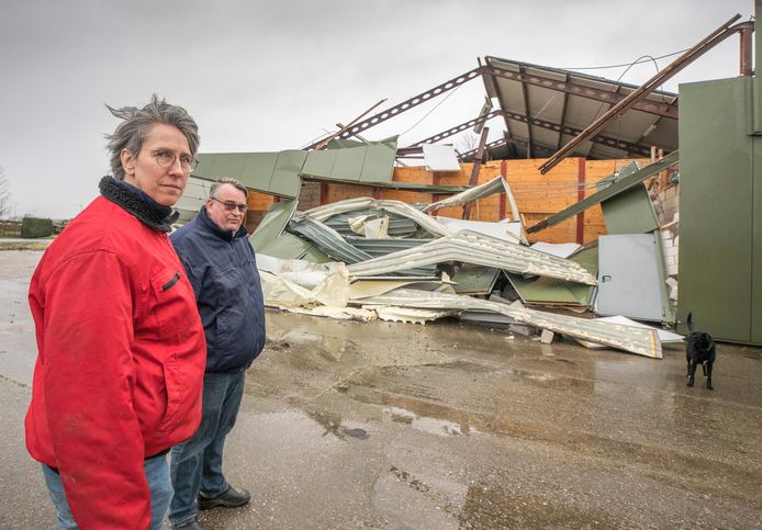 Irene en Gert-Jan Boudeling bij de ingestorte schuur.