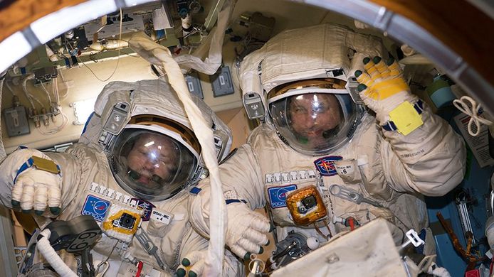 Anton Sjkaplerov en Aleksandr Misoerkin zullen 6,5 uur rond het ISS zweven.