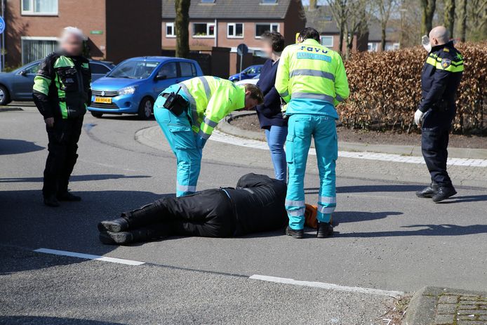 Een motorrijder is vrijdagochtend geschept door een automobilist in Mijdrecht.