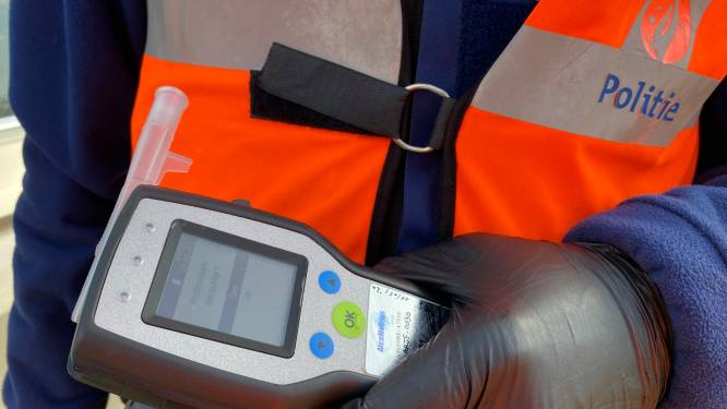 Foutgeparkeerde dakwerker legt positieve alcohol- en drugstest af: boete en rijverbod