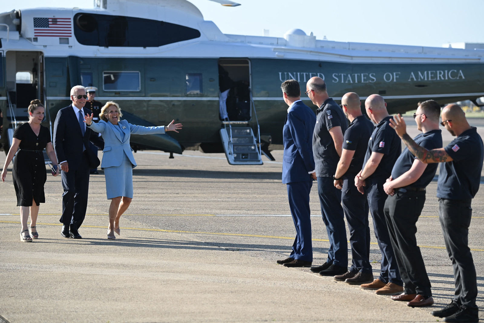 President Joe Biden en first lady Jill Biden komen zondag aan op de luchthaven van Cornwall in Wales voor een persconferentie over de G7-top. Beeld AFP