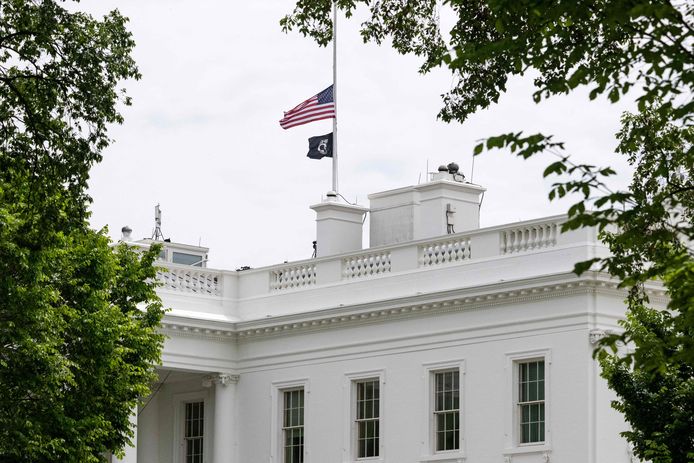 Biden veroordeelde de "zinloze daad van geweld" en gaf opdracht de vlaggen boven het Witte Huis en de federale en militaire gebouwen halfstok te hangen als eerbetoon aan de slachtoffers.