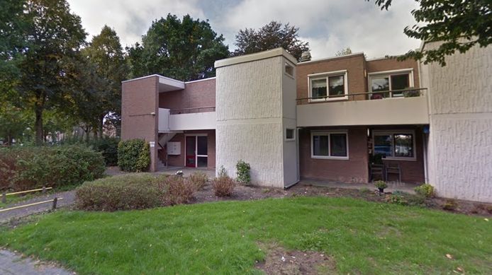 De woningen waar de jongeren in de portieken schuilen voor de regen en volgens de politie voor overlast zorgen.