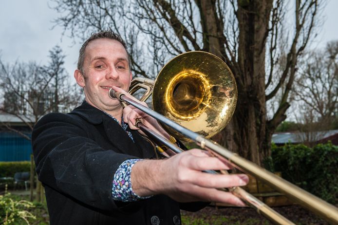 De Goudse muzikant Evert Josemanders  en zijn trombone zijn onafscheidelijk.