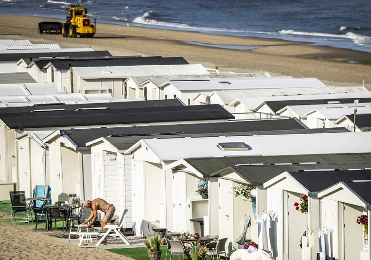 Zandvoort maakt zich op voor warme dagen. In de zomer wordt het coronavirus tegengewerkt door zonlicht, warmte en een hogere luchtvochtigheid. Beeld ANP