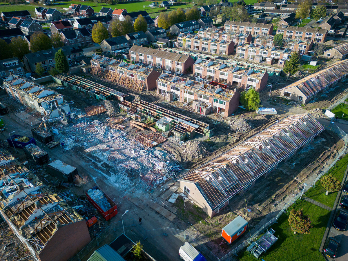 Zo wordt een complete wijk in Gendt gesloopt: ‘We hebben de sokken erin ...