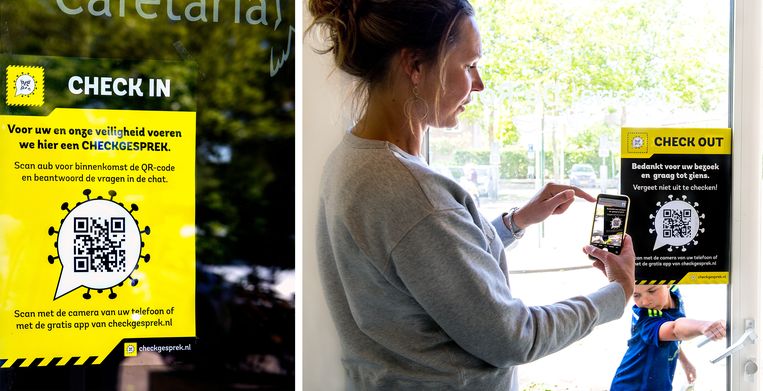 De poster met code voor een corona-check op de deur van Cafetaria de Rob in Broek in Waterland.

 Beeld Klaas Jan van der Weij / de Volkskrant