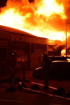 Honderd hotelgasten geëvacueerd vanwege zeer grote brand met ‘harde knallen’ in bedrijfspanden Rijswijk