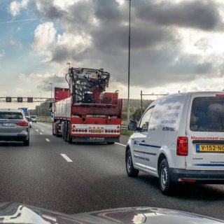 Met de snuffelbus van TNO met twee rietjes in de voorbumper op jacht naar smerige diesels
