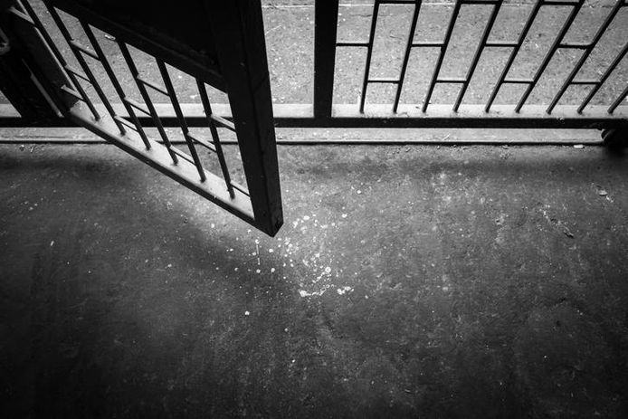 De fradeur mocht tijd buiten de gevangenis doorbrengen en woonde in een hotel, waar hij zijn fraudepraktijken ongehinderd voortzette.