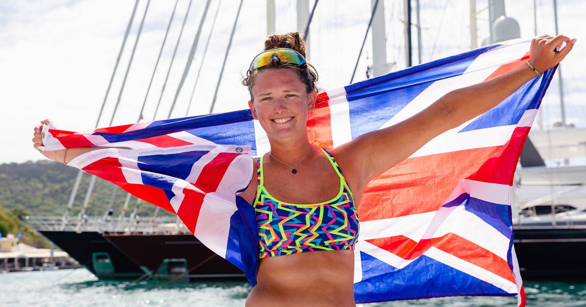 Jasmine Harrison, 23 anni, è la prima donna a nuotare per tutta la lunghezza della costa occidentale del Regno Unito |  uno sconosciuto