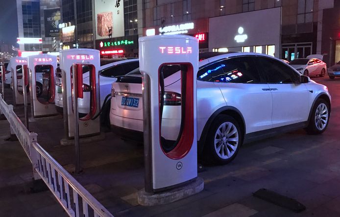 Laadpalen van Tesla in Shenyan, China. In China zou een fabriek komen in Shanghai.