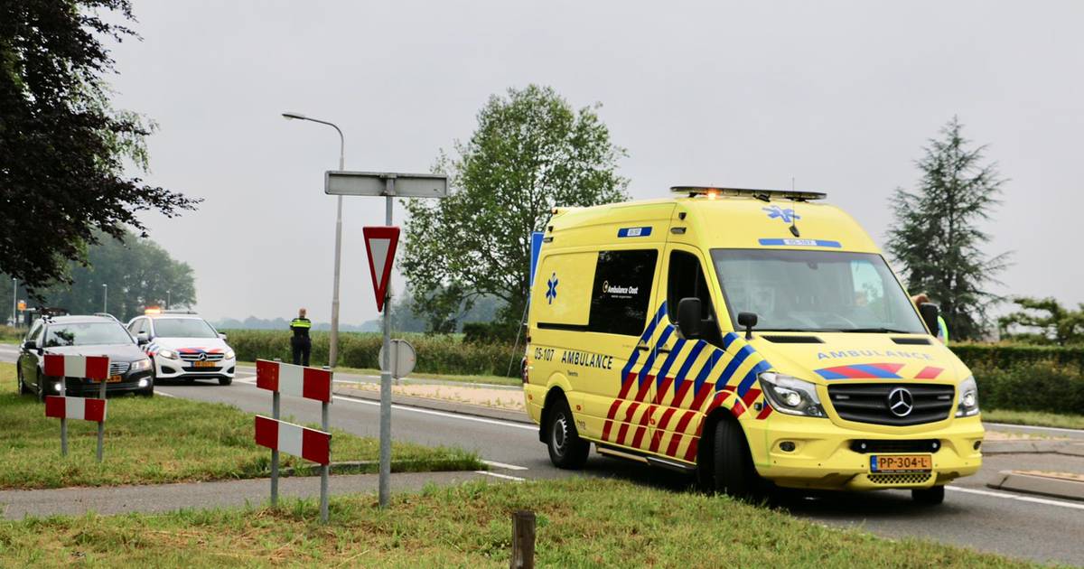 Fietser naar ziekenhuis na aanrijding in Oldenzaal.