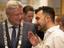 Ozcan Akyol , hier in gesprek met Deventer burgemeester Andries Heidema. De publicist gaat een programma maken over Go Ahead Eagles.