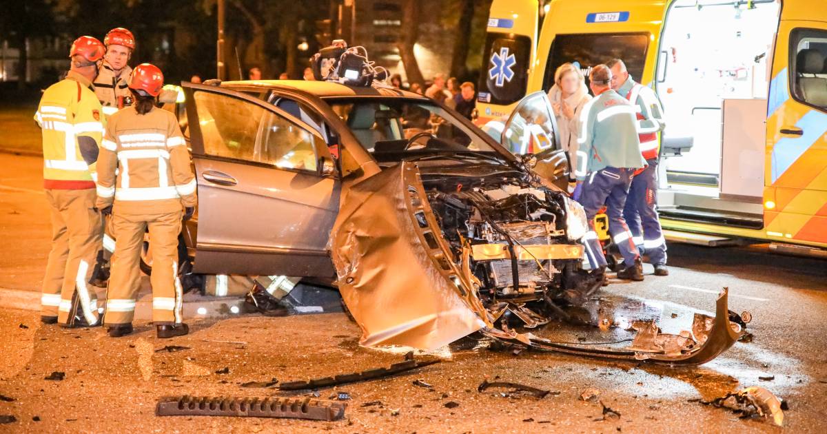Vier gewonden door heftige botsing in Apeldoorn.