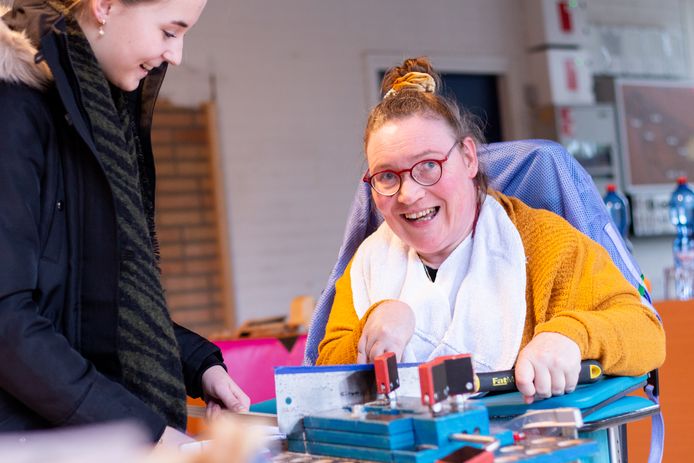 Cliënt Monika Terwisga in de weer in de Hout Werk Plaats, ontwikkeld door Robin Weidner, van gastatelier Re-creatie.