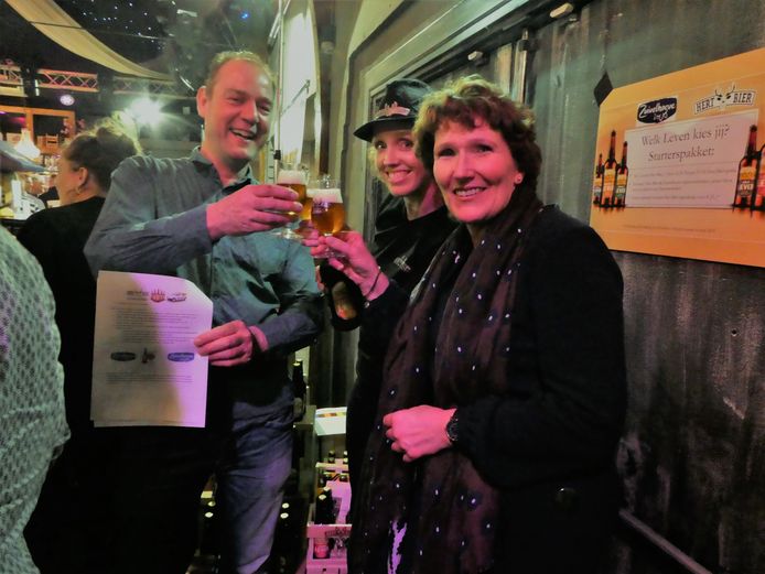 Brouwer/directeur Hert Bier Carlo Ruiter, biersommelier Sandra
Veldhuizen en directeur Zuivelhoeve winkelbedrijven BV Diane Roerink proosten met een Lang zal ze Leven-biertje op de samenwerking.