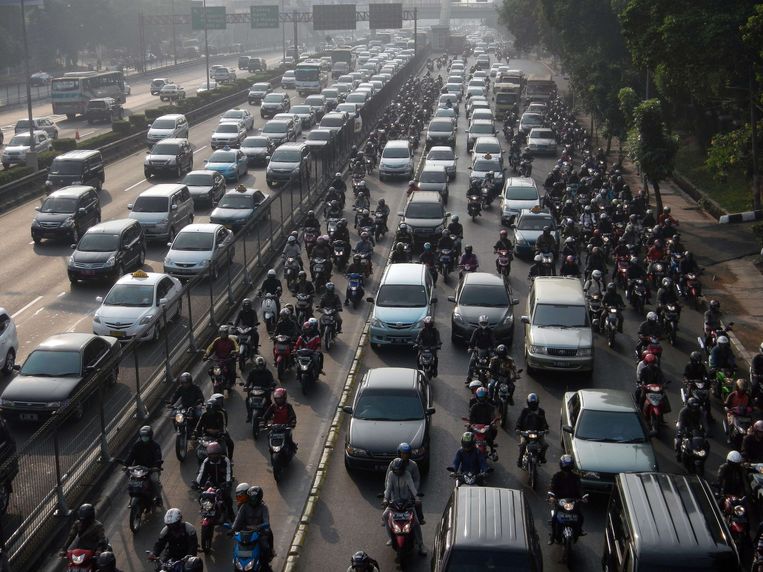 Een verkeersopstopping in de Indonesische hoofdstad Jakarta. Indonesië heeft de subsidies op fossiele brandstoffen inmiddels verlaagd. Beeld AFP