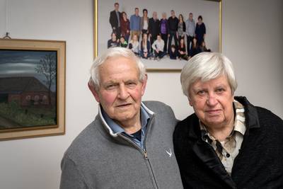 Een kapotte auto weerhield Tien niet van het huwelijk met Mien, dan maar met de handen vol smeerolie
