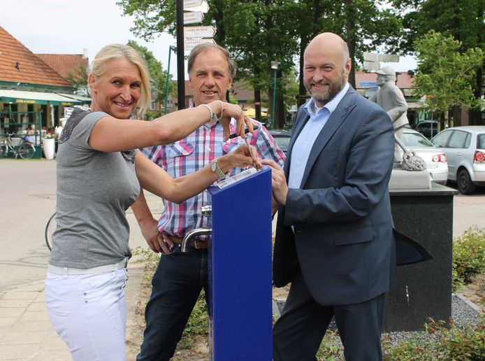 José Bossink, Bennie Visschedijk en Marcel Wildschut nemen het watertappunt in gebruik.