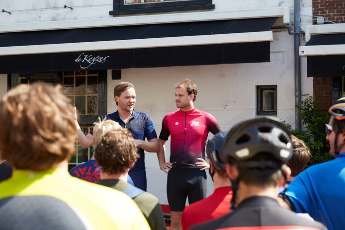 Luuk and Sebastiaan from Stichting We see each other explain the bike ride.