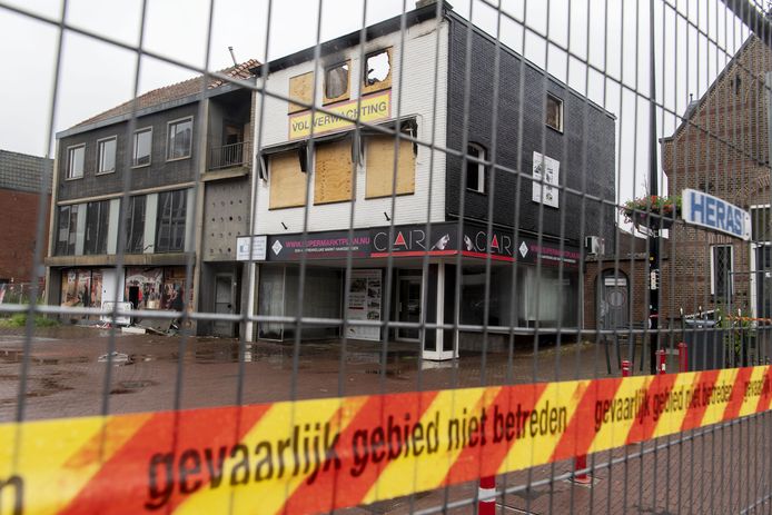 De door brand beschadigde panden aan de Markt worden voorlopig nog niet gesloopt. Eerst moet er asbest worden verwijderd.