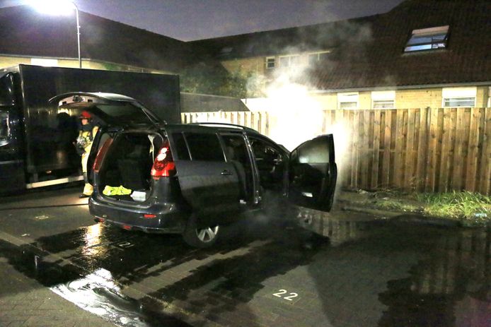 Autobrand aan Van Hoeckplein in Helmond.