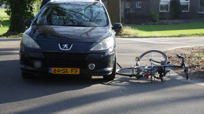 Fietser gewond na aanrijding met auto in Laren
