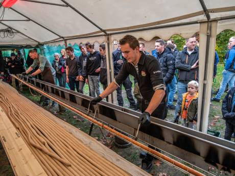 ‘Doet u mij maar een frikandel speciaal van zeven en een halve meter graag’: Ludieke jubileumactie Scouting De Klomp