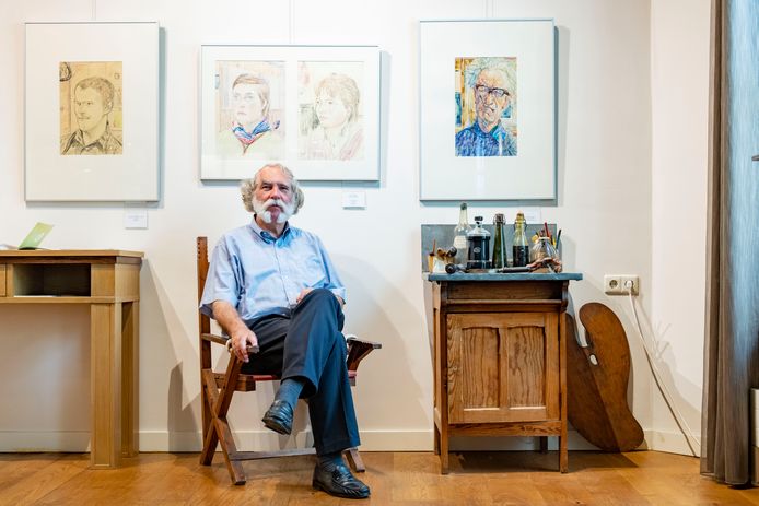 Peter Thoben in het Esbeekse museum over Andreas Schotel, met achter hem een kleurrijk zelfportret van de kunstenaar.