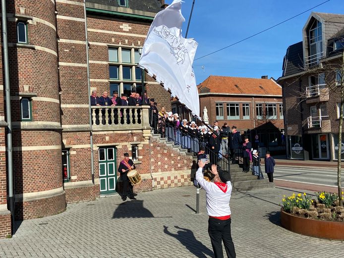 De vendelier en 'roffelaar' van de Sint-Jorisgilde in actie