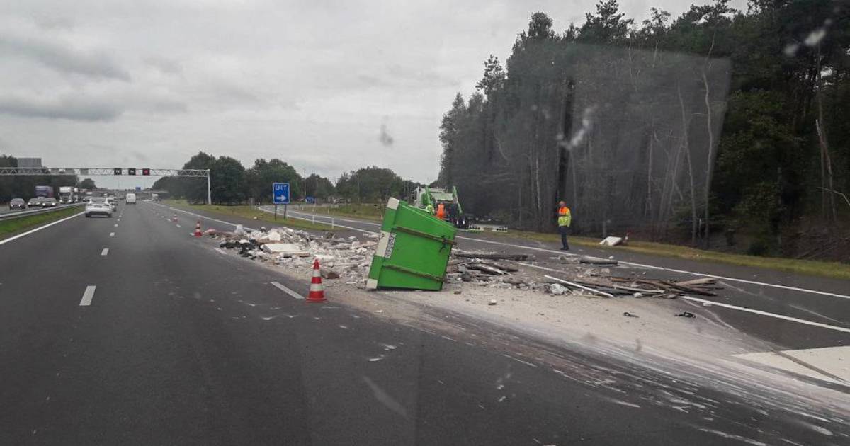 Flinke file op A1 bij Bathmen door gekantelde aanhangwagen met afvalcontainers.