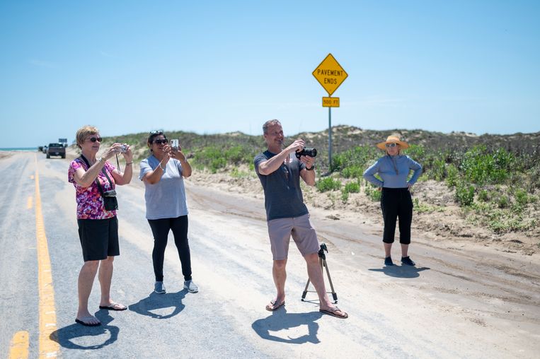 Van heinde en verre komen ruimtevaartfanaten en Musk-groupies naar Boca Chica. Beeld Sergio Flores