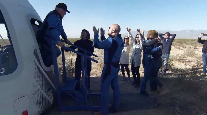 Jeff Bezos accueille William Shatner alors qu'il émerge de la capsule après l'atterrissage de la mission NS-18 dans l'espace le 13 octobre 2021.