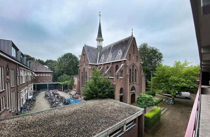 De Ursulinenkapel aan de Elzenhof, met links Montessoribasisschool De Elzen.