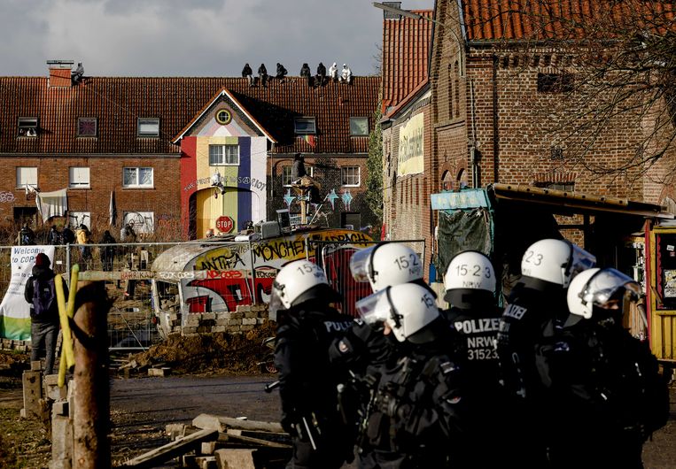 Klimaatactivisten en politie in Lützerath. Beeld ANP