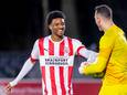 Dante Sealy (links) in het duel met Jong AZ.