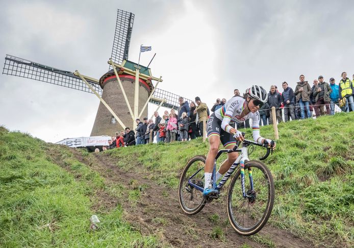 Alvarado wint in haar regenboogtrui de Vestingcross in Hulst (16 februari).