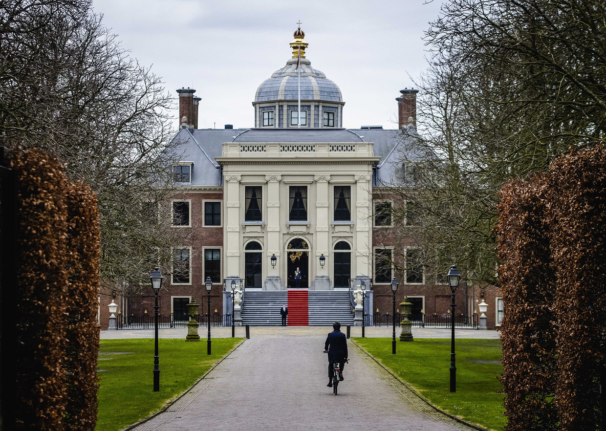Premier Mark Rutte komt op de fiets aan bij Paleis Huis ten Bosch voor een bezoek aan koning Willem-Alexander. Rutte heeft namens kabinet-Rutte III vanwege de kinderopvangtoeslagaffaire het ontslag aangeboden van alle ministers en staatssecretarissen.