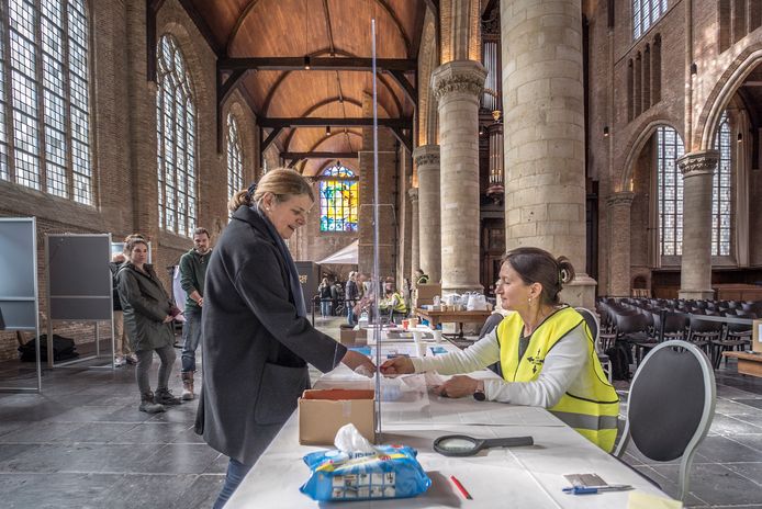 Burgemeester Marja van Bijsterveldt gaat stemmen in de Nieuwe Kerk