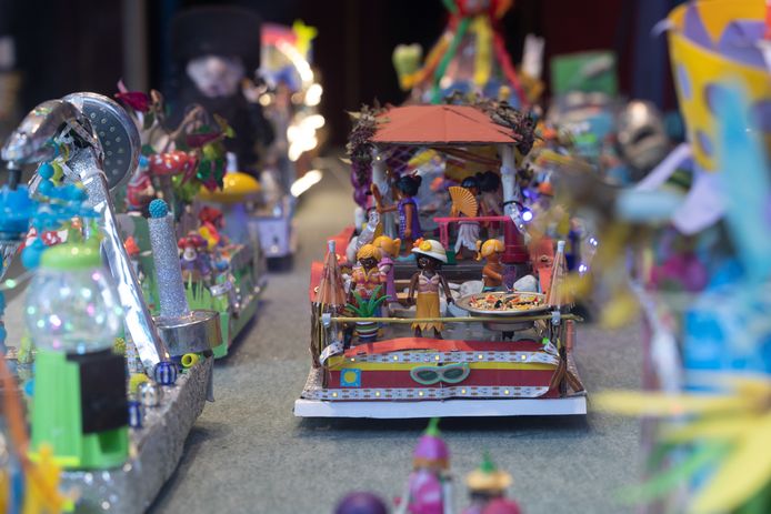 Een leegstaand pand op de Grote Markt van Sint-Truiden wordt opgefleurd door carnavaltafereeltjes van gerecycleerd materiaal.